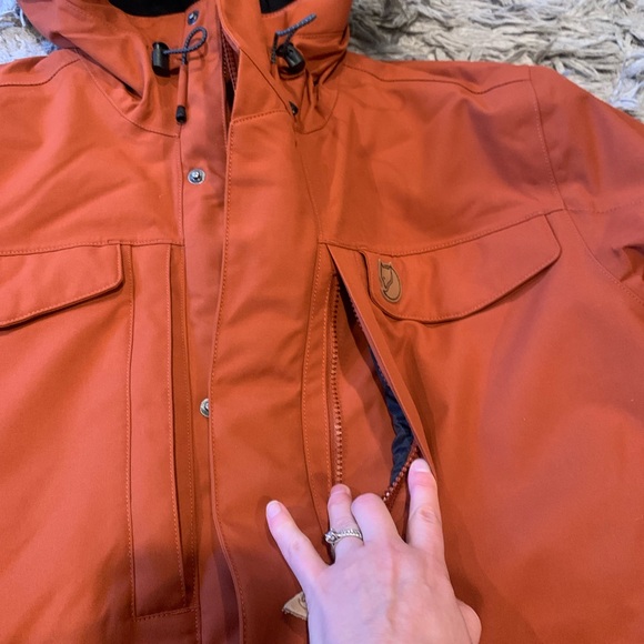 FJALLRAVEN MENS NWT NUUK JACKET. Size MEDIUM - Picture 9 of 16